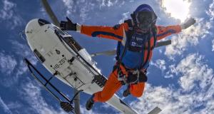 Ce pilote saute à 3 000 mètres d'altitude pour un test de sécurité